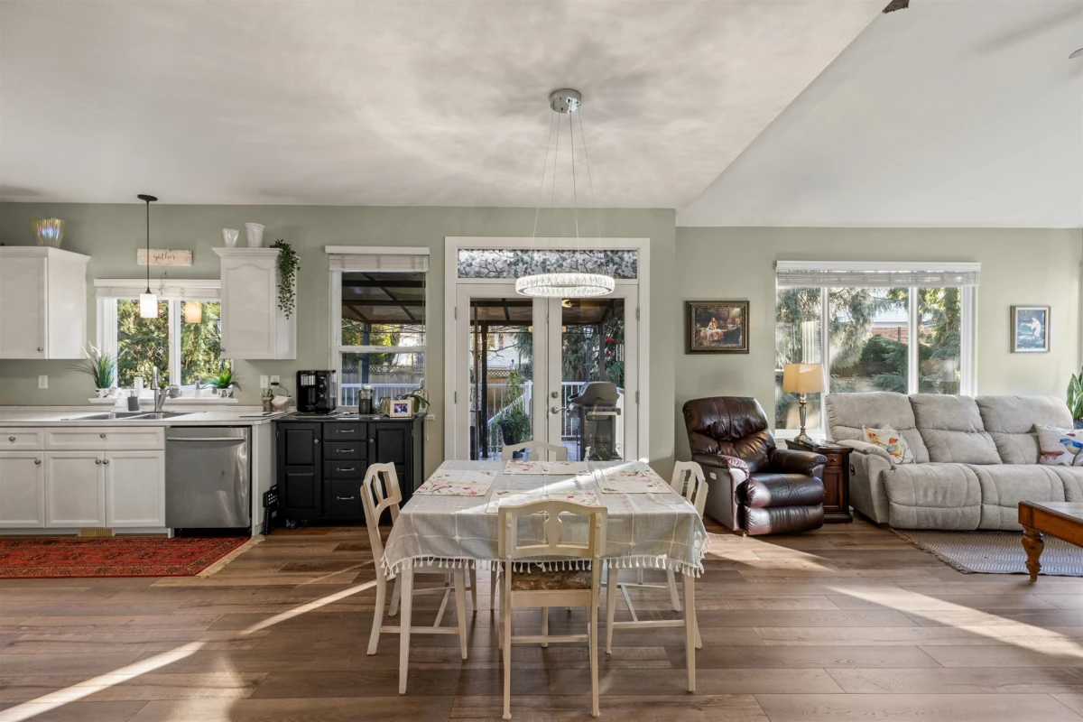 Living Room Photo of 32976 Hawthorne Avenue, Mission, BC
