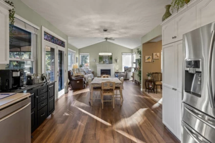 Breakfast Nook Photo of 32976 Hawthorne Avenue, Mission, BC