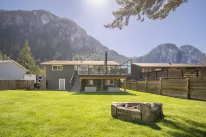38325 Fir Street, Squamish, BC, Squamish — Single Family Residence for sale