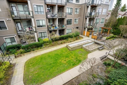 Front Yard Photo of 407 15388 105 Avenue, Surrey, BC