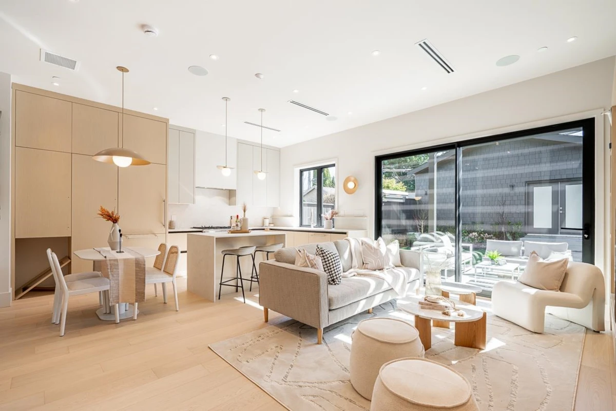 Living Room Photo of 2 372 E 37 Avenue, Vancouver, BC