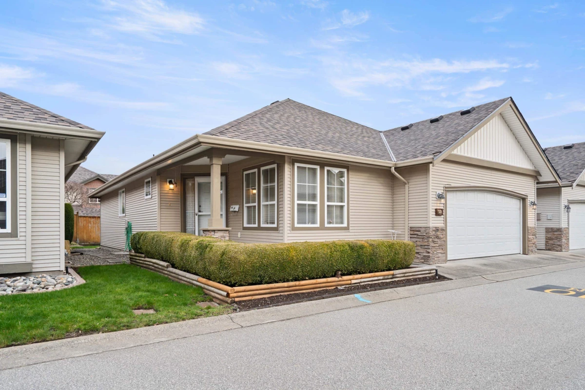 Living Room Photo of 13 45819 Stevenson Road, Chilliwack, BC