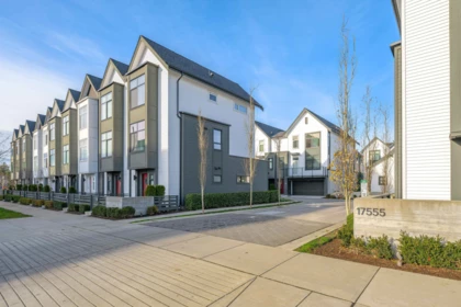Front Yard Photo of 3 17555 57a Avenue, Surrey, BC