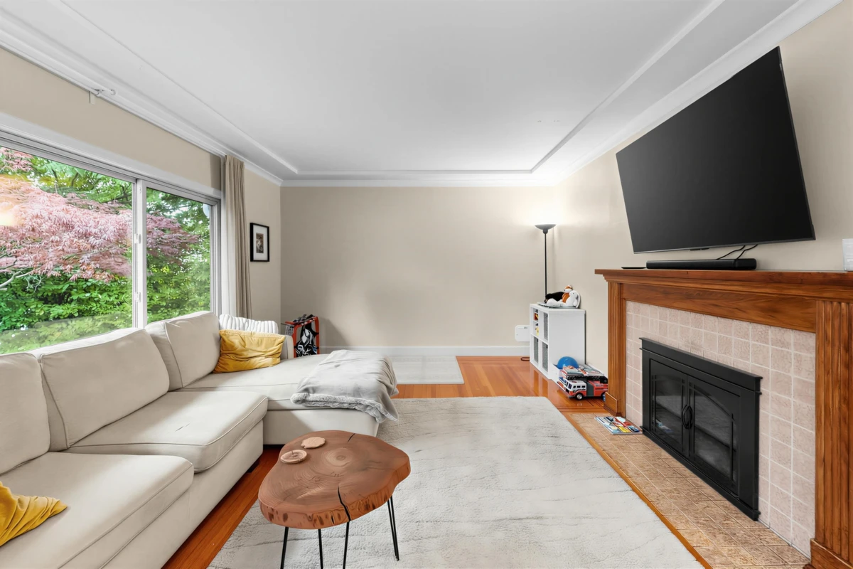 Living Room Photo of 1095 E 29th Street, North Vancouver, BC