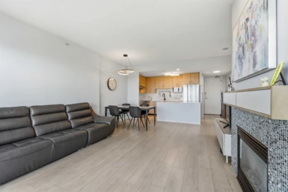 Kitchen Island Photo of 1407 7388 Sandborne Avenue, Burnaby, BC