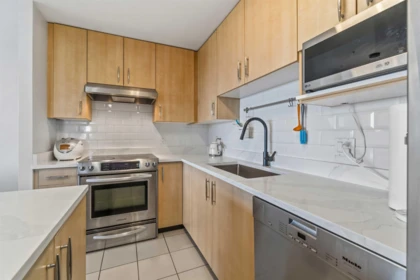 Walk-In Closet Photo of 1407 7388 Sandborne Avenue, Burnaby, BC