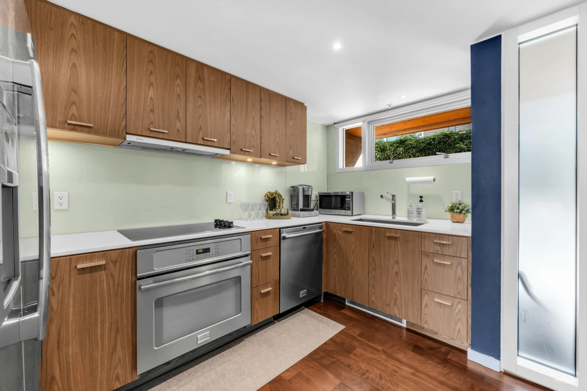 Family Room Photo of 2 850 W 8th Avenue, Vancouver, BC