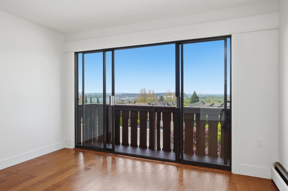 Living Room Photo of 314 1345 Chesterfield Avenue, North Vancouver, BC