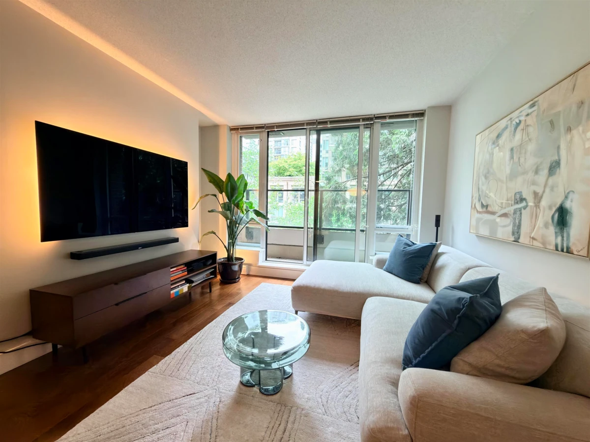 Dining Area Photo of 407 1088 Richards Street, Vancouver, BC