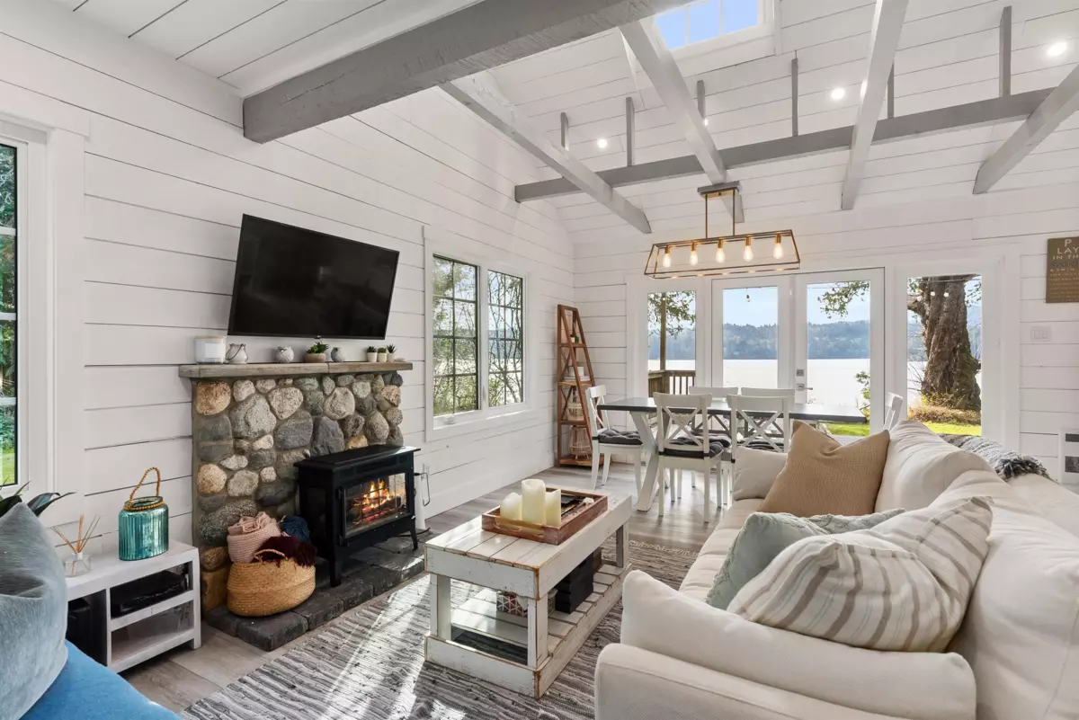 Living Room Photo of 6129 Sechelt Inlet Road, Sechelt, BC