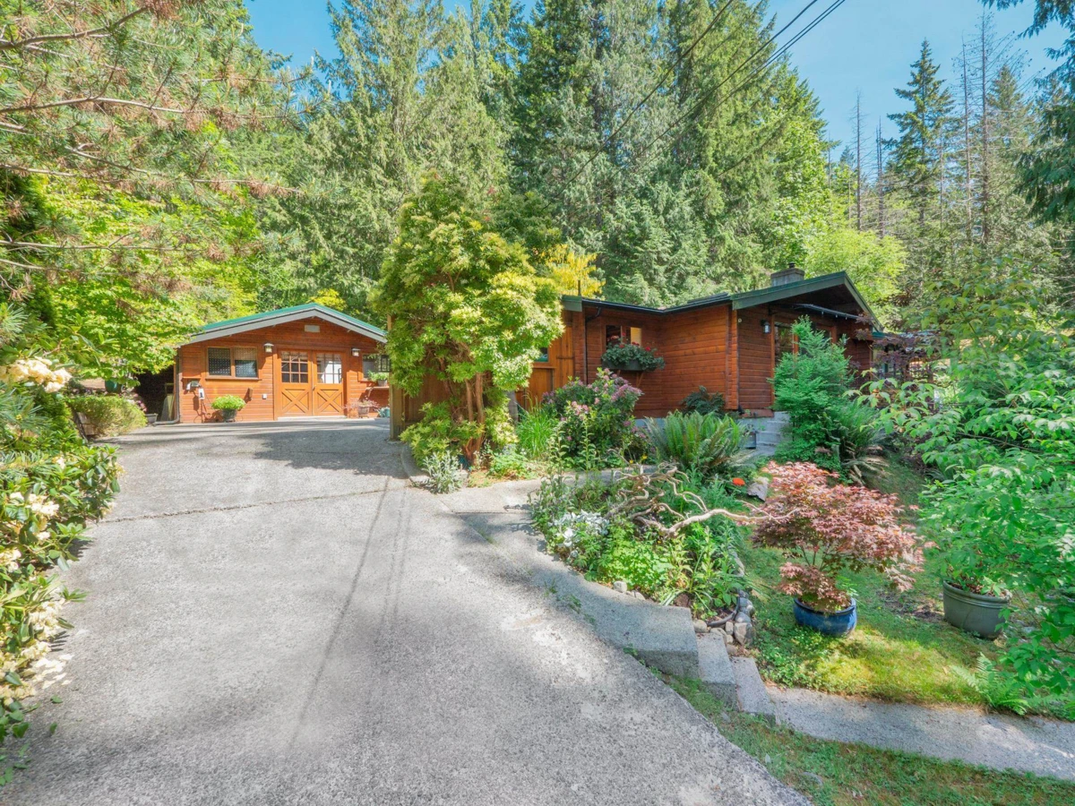 Family Room Photo of 8626 Redrooffs Road, Halfmoon Bay, BC