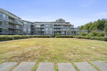 Swimming Pool Photo of 327 9371 Hemlock Drive, Richmond, BC