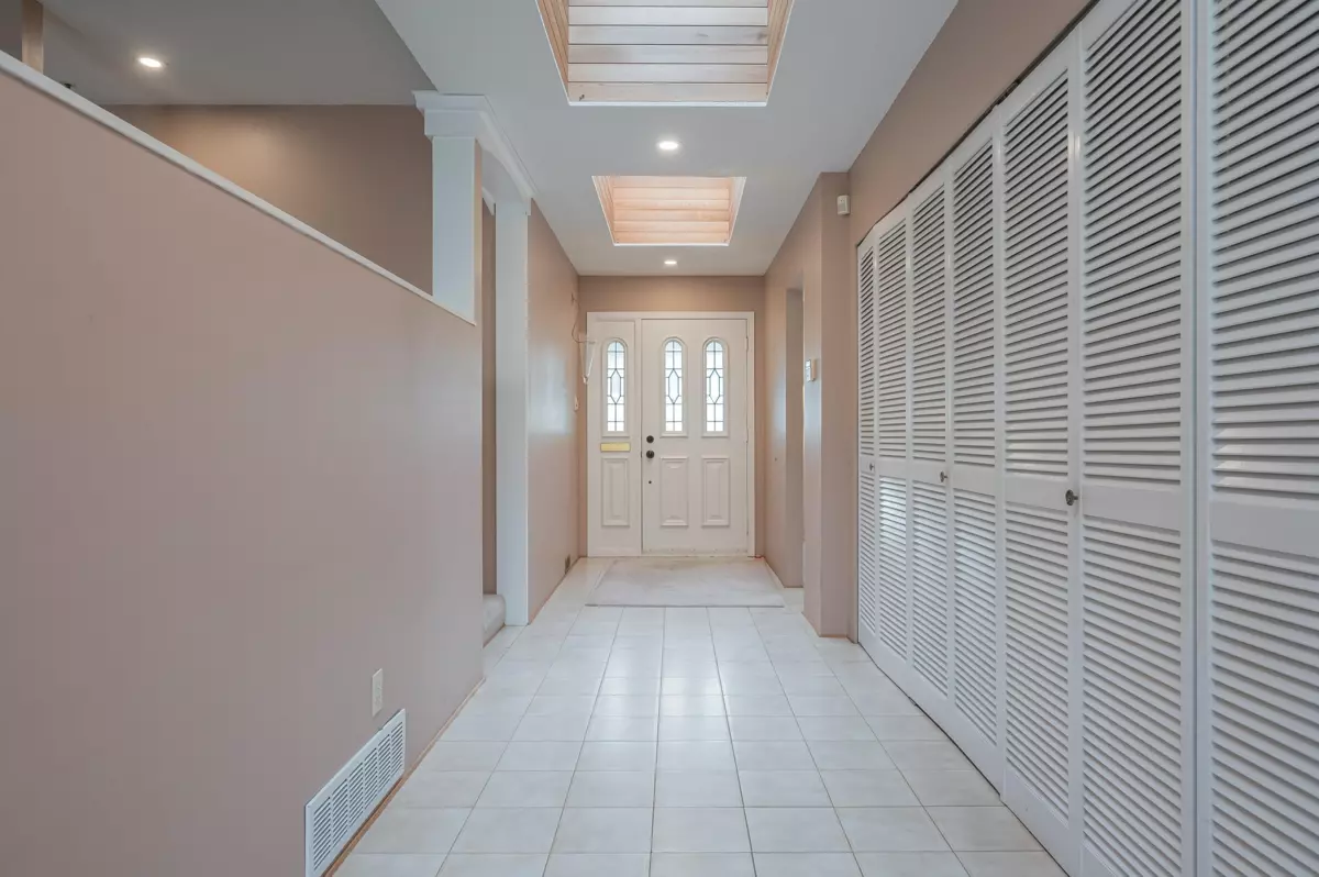 Dining Area Photo of 10523 Fraserglen Drive, Surrey, BC