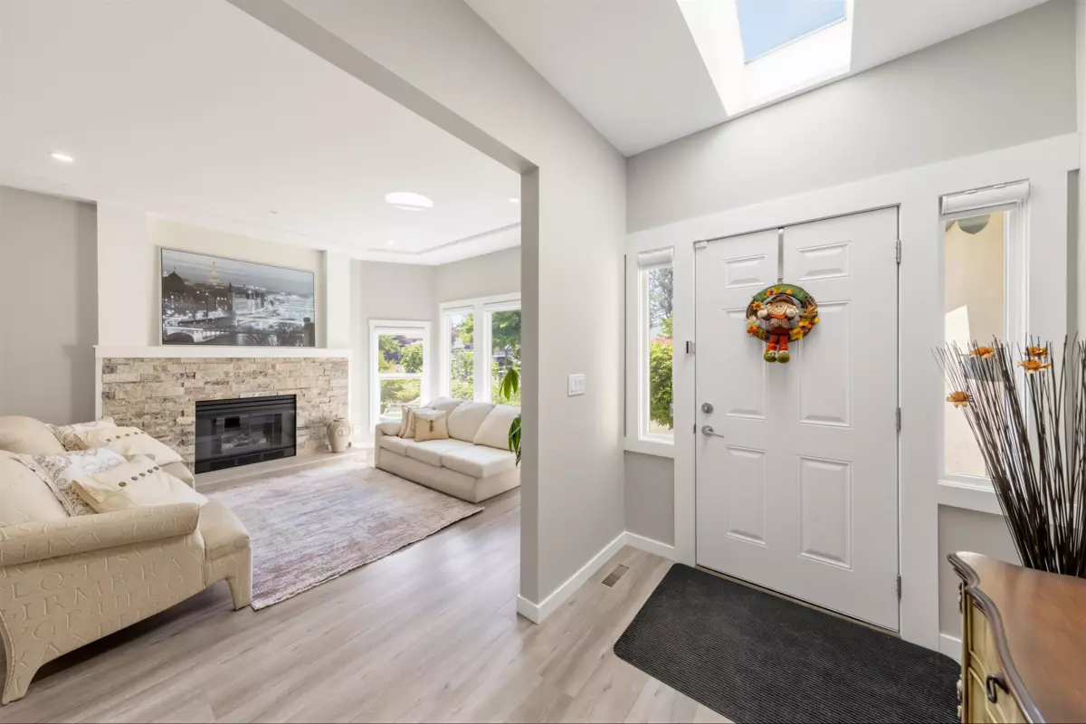 Family Room Photo of 14917 24a Avenue, Surrey, BC