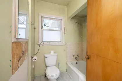 Guest Bathroom Photo of 8171 Garden City Road, Richmond, BC
