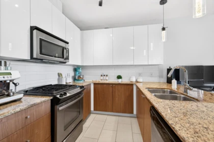 Kitchen Island Photo of 1601 280 Ross Drive, New Westminster, BC
