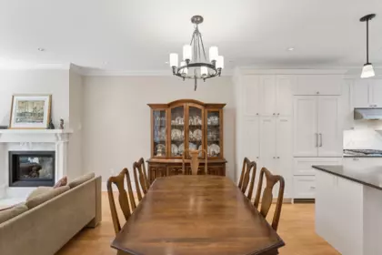 Kitchen Island Photo of 2071 Esquimalt Avenue, West Vancouver, BC