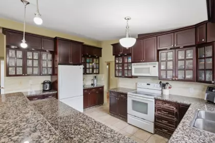 Kitchen Island Photo of 34017 Marshall Road, Abbotsford, BC