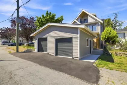 Front Yard Photo of 3206 E Georgia Street, Vancouver, BC