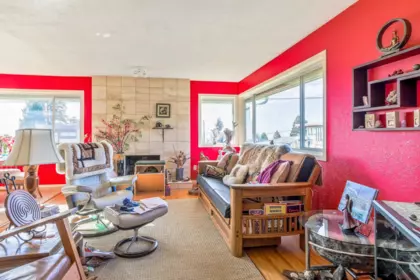 Family Room Photo of 15761 Cliff Avenue, White Rock, BC