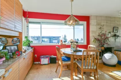 Kitchen Island Photo of 15761 Cliff Avenue, White Rock, BC