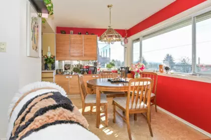 Kitchen Photo of 15761 Cliff Avenue, White Rock, BC