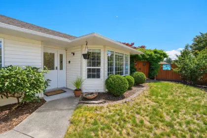 5616 Emerson Road, Sechelt, BC, Sechelt — Single Family Residence for sale