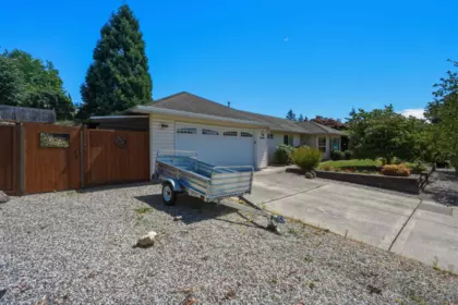 5616 Emerson Road, Sechelt, BC, Sechelt — Single Family Residence for sale