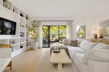 Living Room Photo of 3 226 E 10th Street, North Vancouver, BC