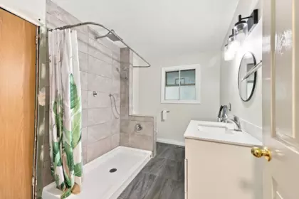 Mudroom Photo of 14373 115 Avenue, Surrey, BC
