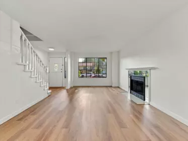240 E 18th Street, North Vancouver, BC, North vancouver — Half Duplex for sale