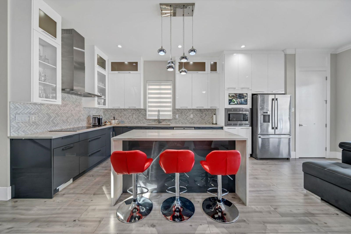 Kitchen Island Photo of 14039 59a Avenue, Surrey, BC