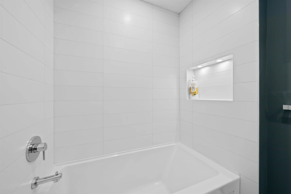 Entry Foyer Photo of 305 170 Cedar Avenue, Harrison Hot Springs, BC