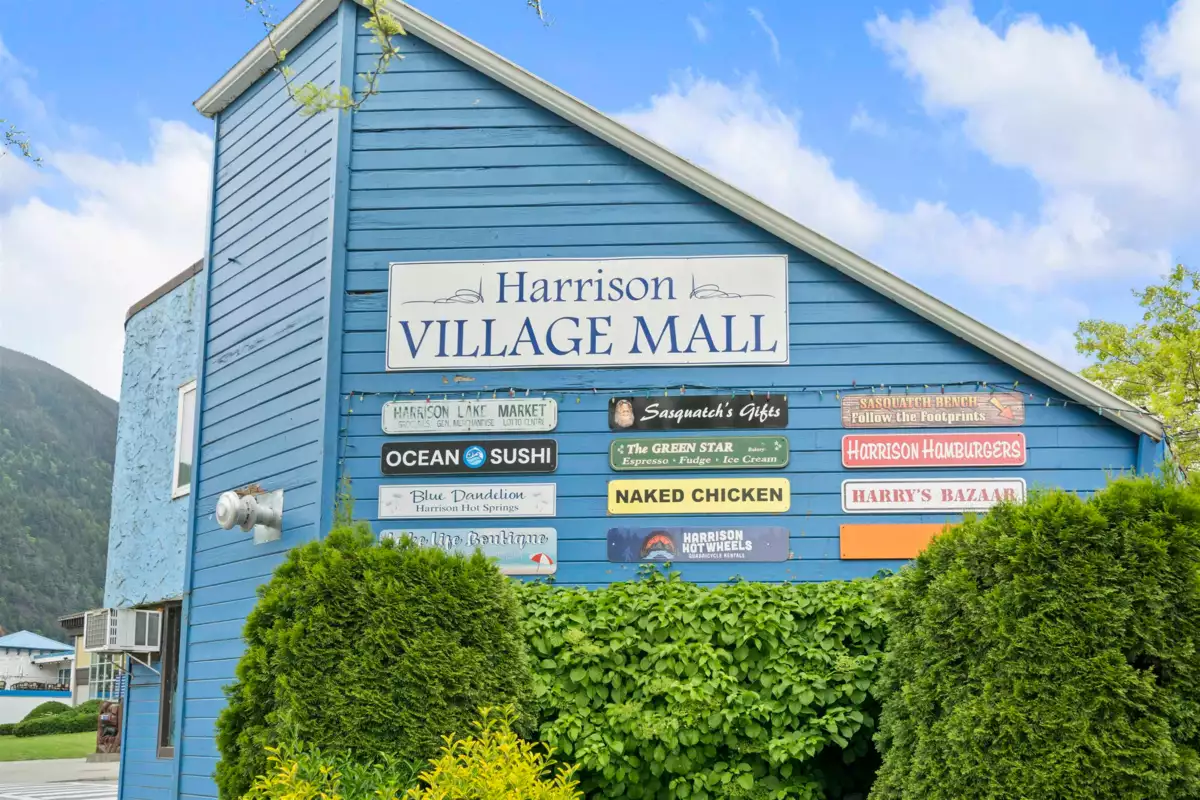 Front Yard Photo of 305 170 Cedar Avenue, Harrison Hot Springs, BC