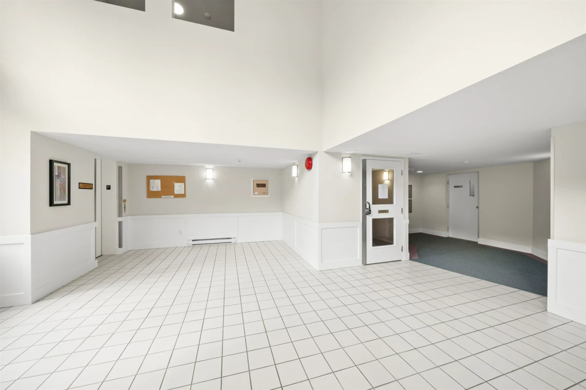 Hallway Photo of 305 170 Cedar Avenue, Harrison Hot Springs, BC