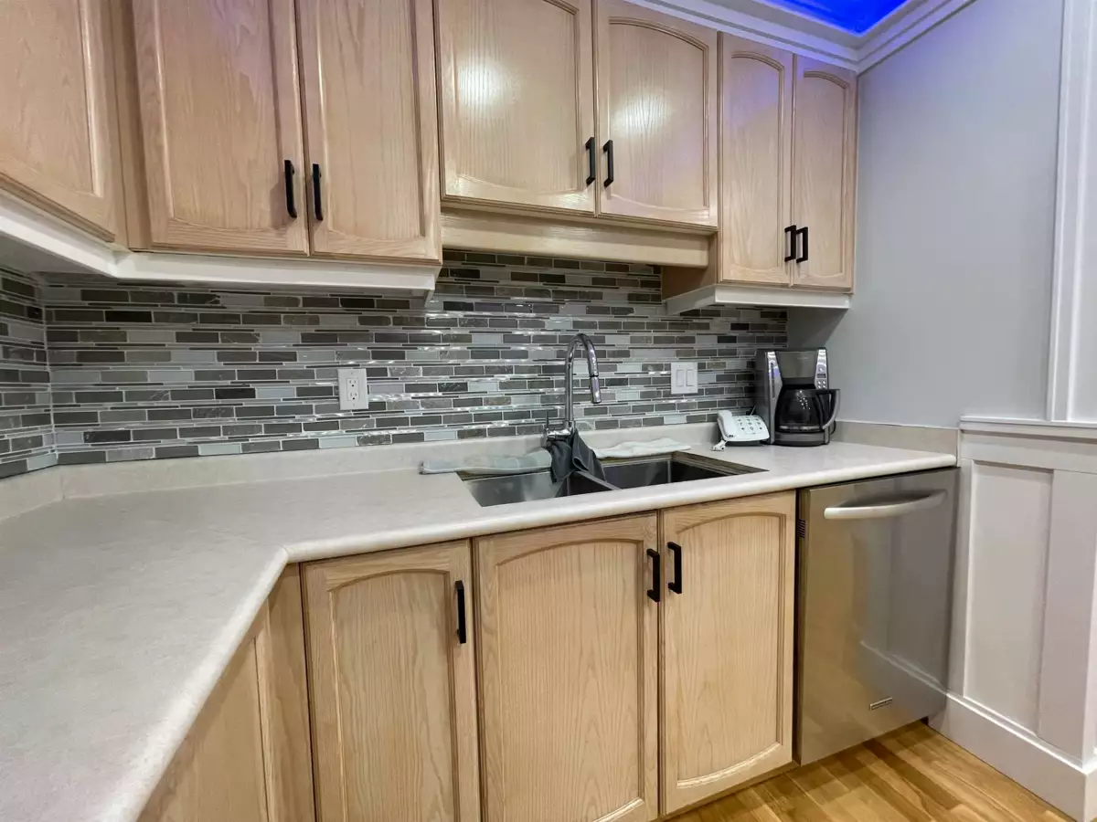 Kitchen Island Photo of 305 170 Cedar Avenue, Harrison Hot Springs, BC