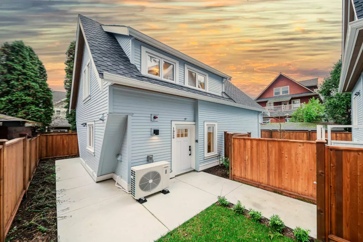 Hallway Photo of 1926 William Street, Vancouver, BC
