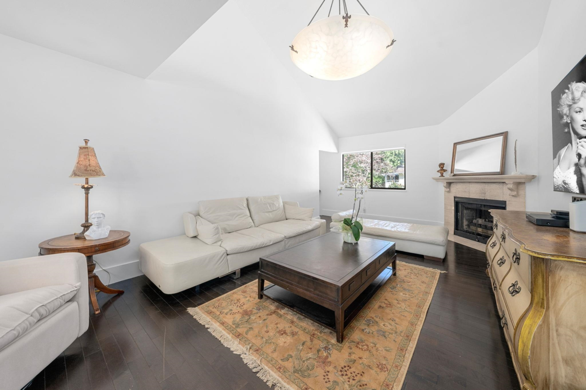Kitchen Island Photo of 4869 Capilano Road, North Vancouver, BC