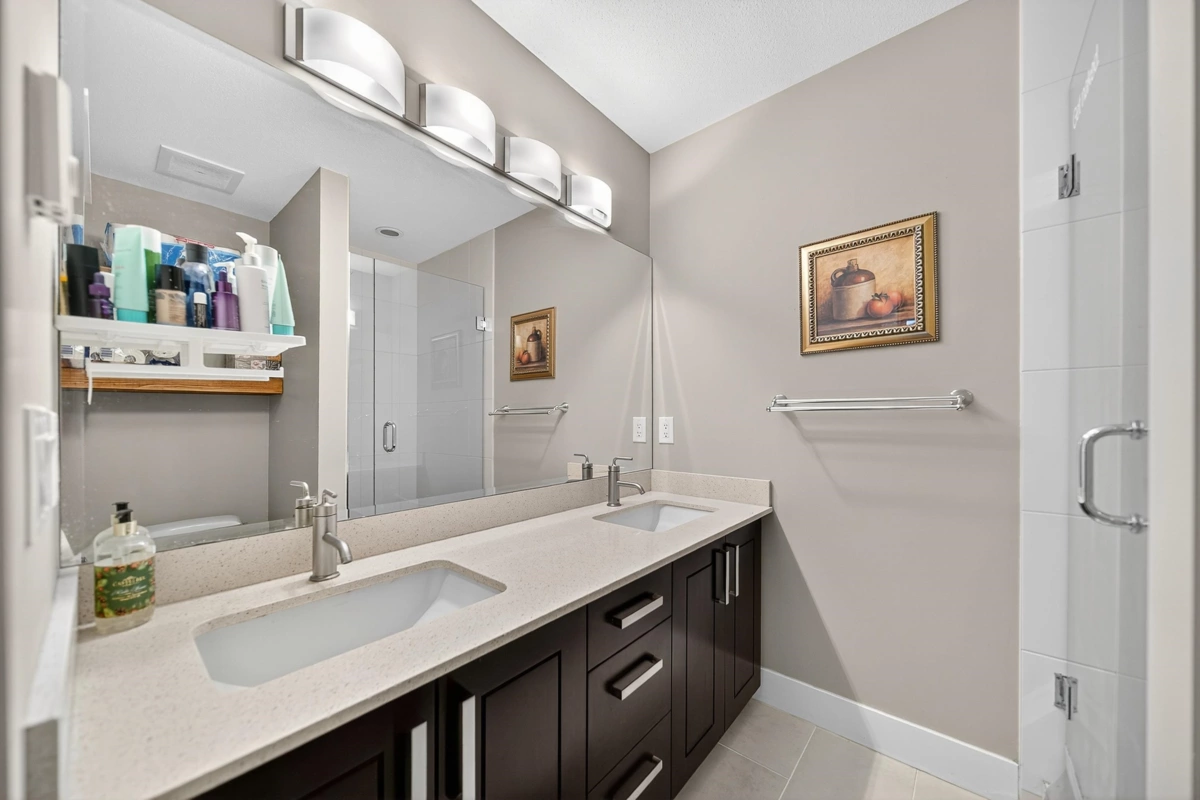 Guest Bathroom Photo of 38 2689 Parkway Drive, Surrey, BC