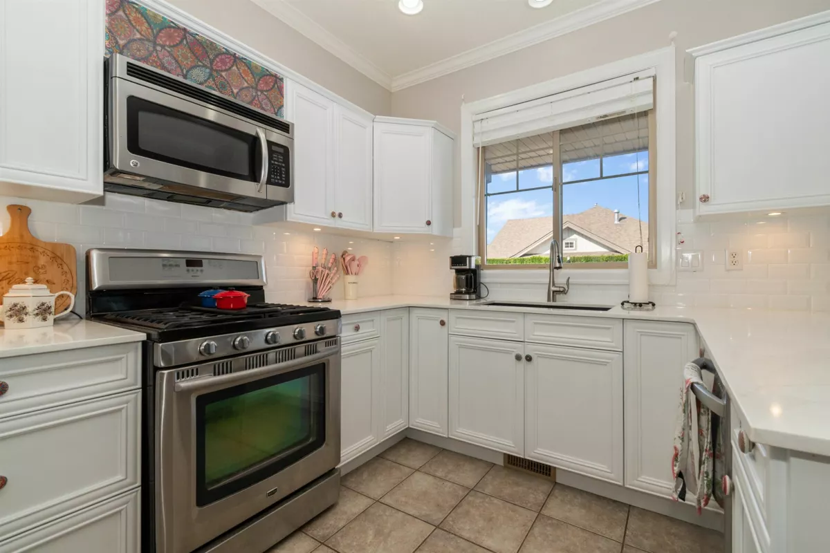 Kitchen Island Photo of 45775 Higginson Road, Chilliwack, BC
