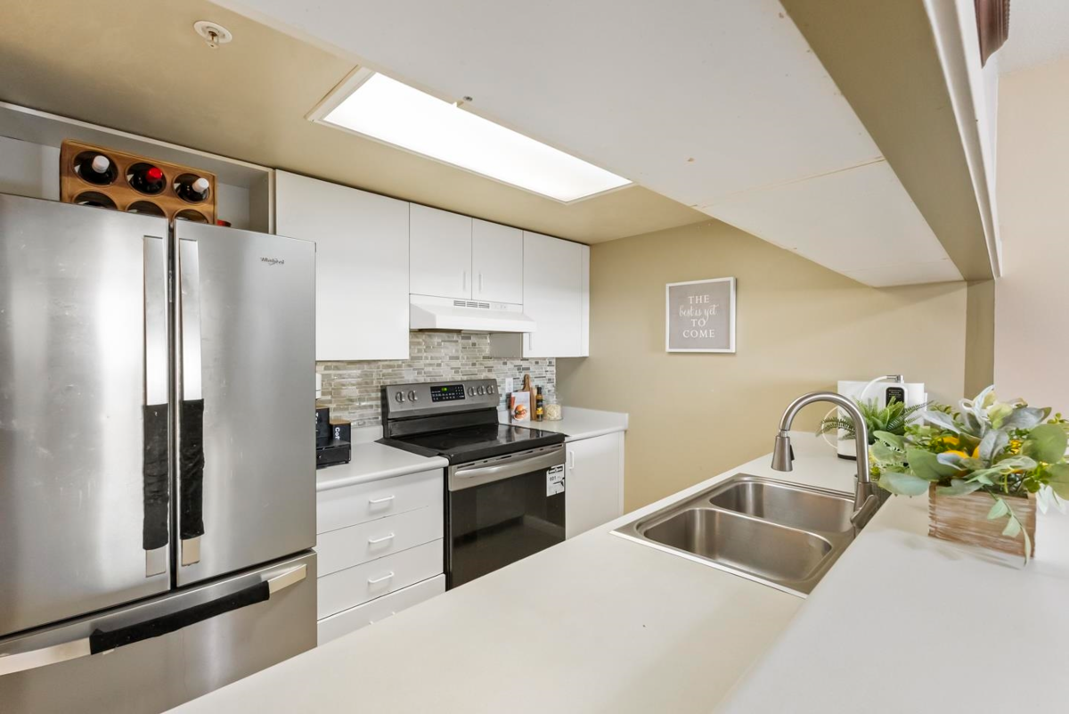 Kitchen Photo of 304 10523 University Drive, Surrey, BC