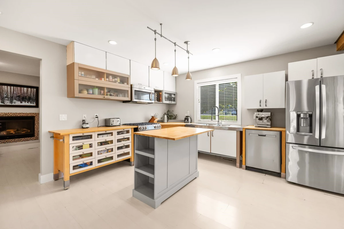 Kitchen Island Photo of 51495 Old Yale Road, Rosedale, BC
