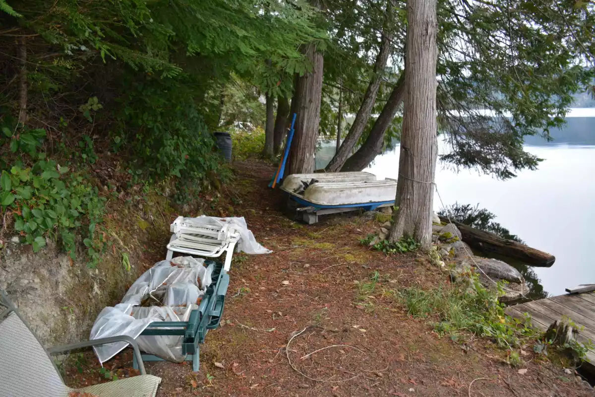 Kitchen Island Photo of 122 7101 Sakinaw Woods, Pender Harbour, BC