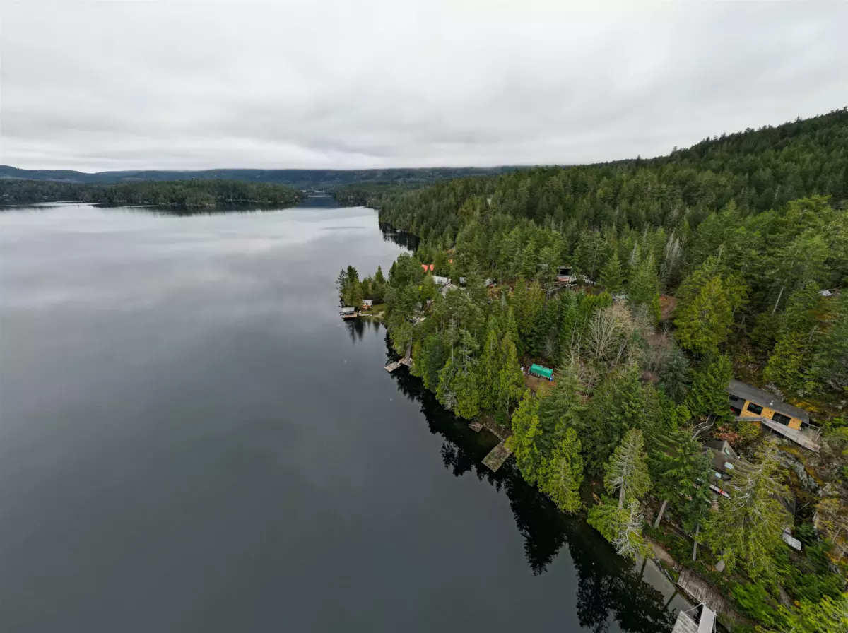 Walk-In Closet Photo of 122 7101 Sakinaw Woods, Pender Harbour, BC