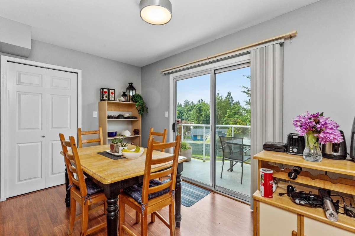 Breakfast Nook Photo of 50 32361 Mcrae Avenue, Mission, BC