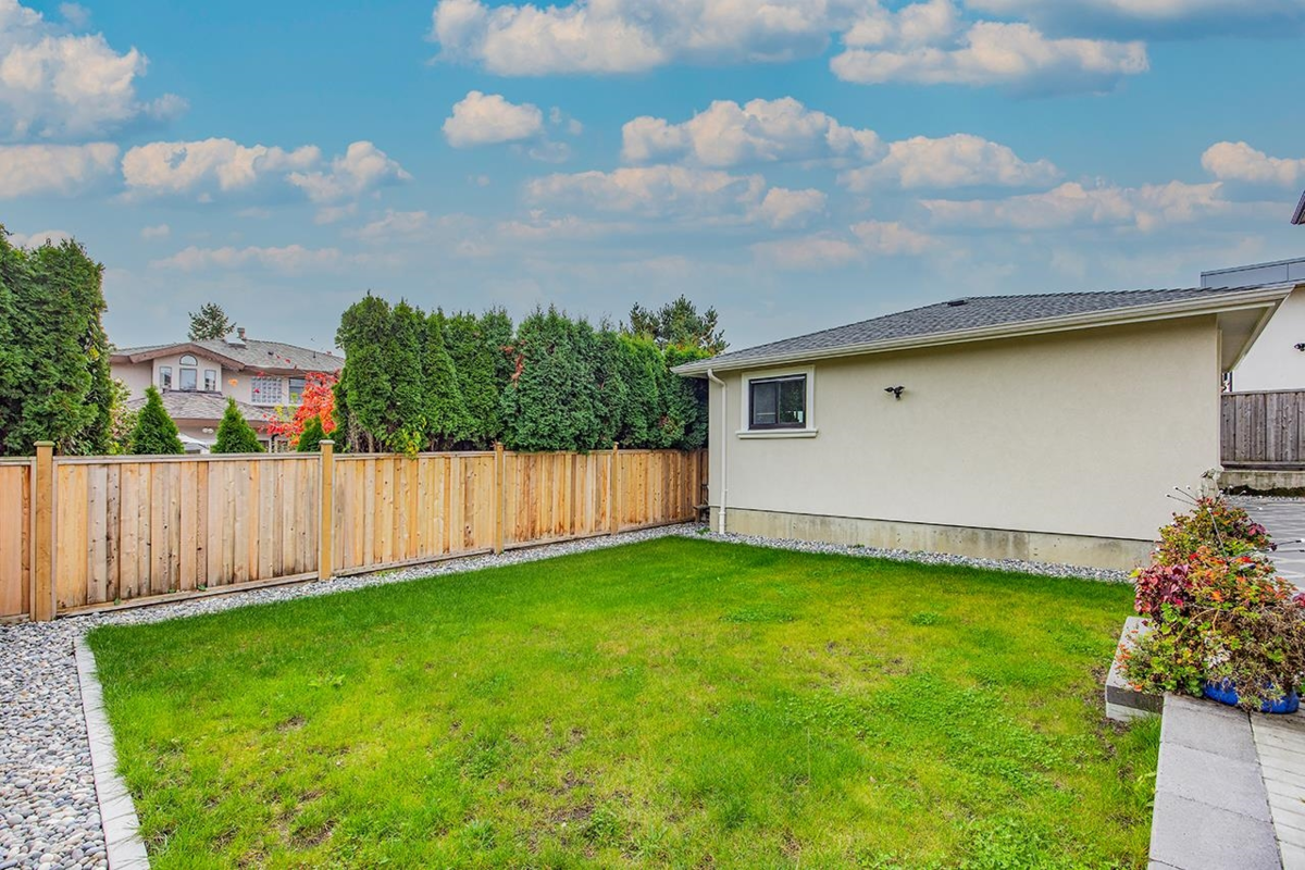 Garden / Landscaping Photo of 6902 Kitchener Street, Burnaby, BC