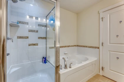 Primary Bathroom Photo of 140 3105 Dayanee Springs Boulevard, Coquitlam, BC