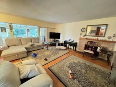 Living Room Photo of 1490 Mathers Avenue, West Vancouver, BC