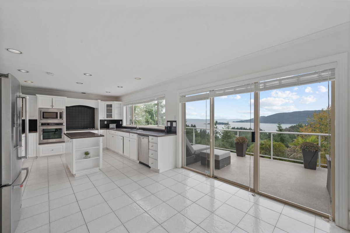 Hallway Photo of 5532 Westhaven Road, West Vancouver, BC