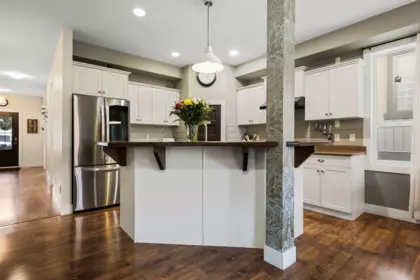 Kitchen Island Photo of 44405 Mclaren Drive, Chilliwack, BC